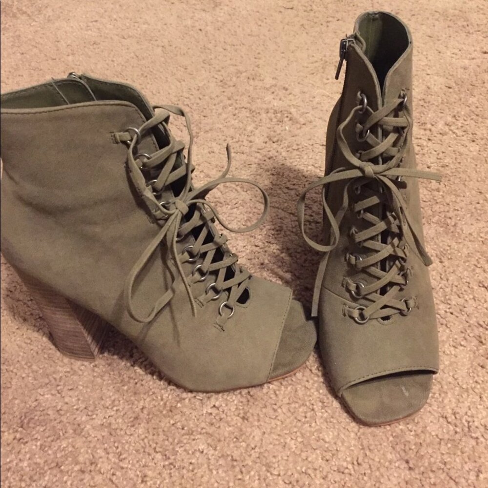 STEVE MADDEN LACE UP BOOTIES